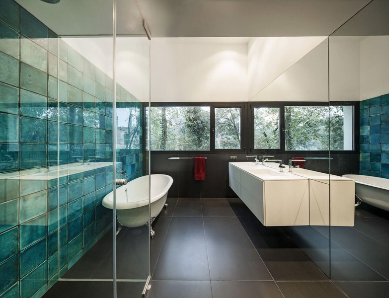 salle de bains - maison exclusive par Mirag Arquitectura i GestiO - Ametlla, Espagne