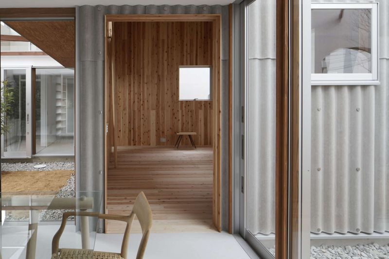 salle séjour - maison bois contemporaine par Masahiro Miyake - Tokushima, Japon