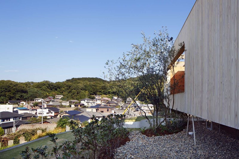 site colline & bardages bois vertical - pit-house par UID Architects - Okayama, Japon