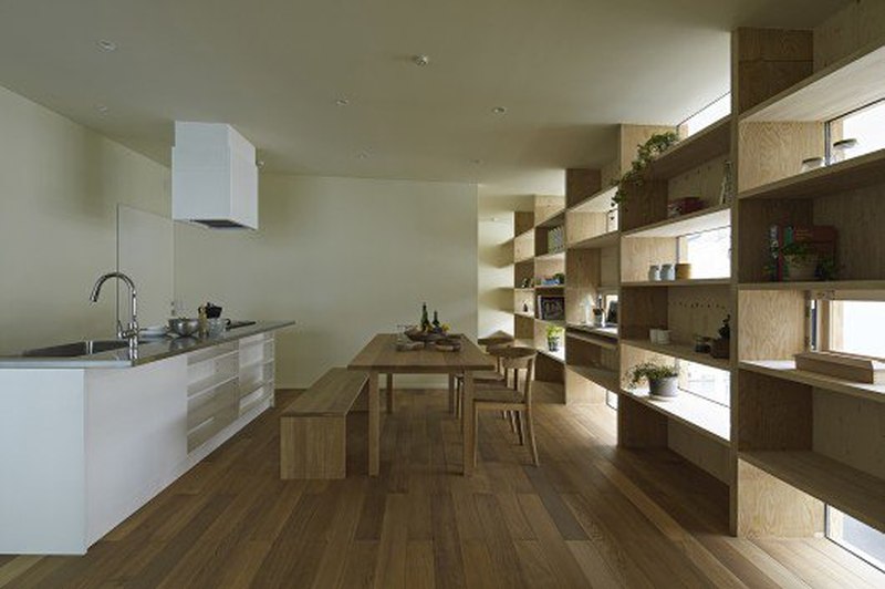 îlot central de cuisine - checkered-house par Takeshi Shikauchi - Tokyo, Japon