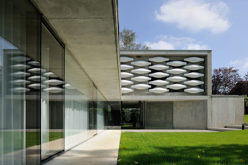 façade grande baie vitrée - maison-bord-lac par Pierre Minassian - Haute-Savoie, France