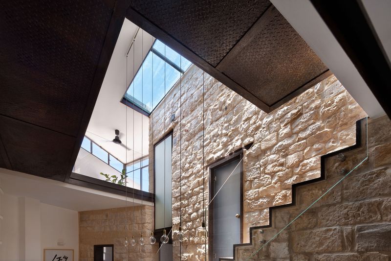 façade intérieure en pierres - Stone-House par Henkin Shavit Architecture & Design - Safed, Israël