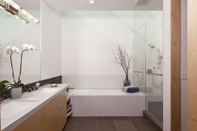 salle de bains & lavabo vitrée - sinbad-creek par Swatt Miers Architects - Sunol, USA