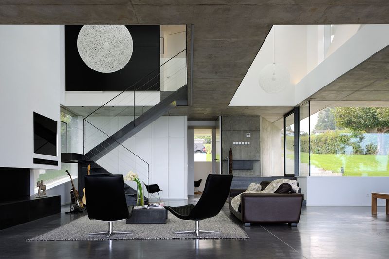salon & escalier accès étage - maison-bord-lac par Pierre Minassian - Haute-Savoie, France