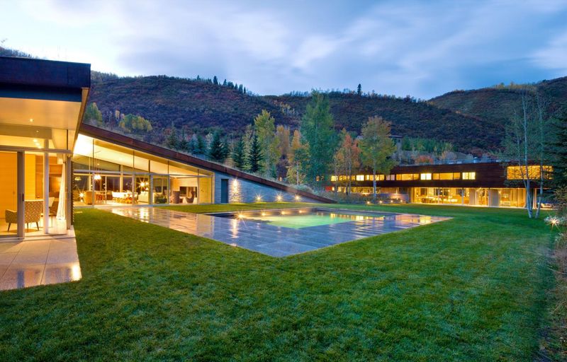 vue d'ensemble illuminée - Sustainable house par Gluck+ - Colorado, USA