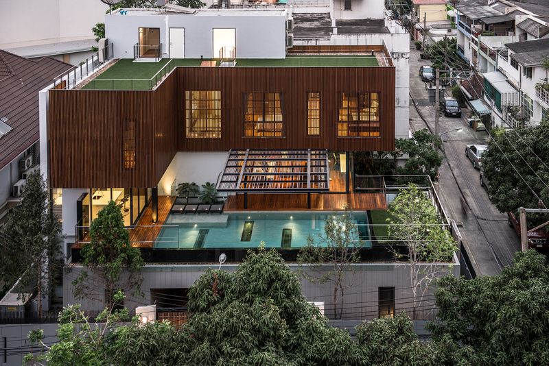 vue panoramique façade piscine & terrasse - Joly House par StuDO Architectes - Bangkok, Thaïlande
