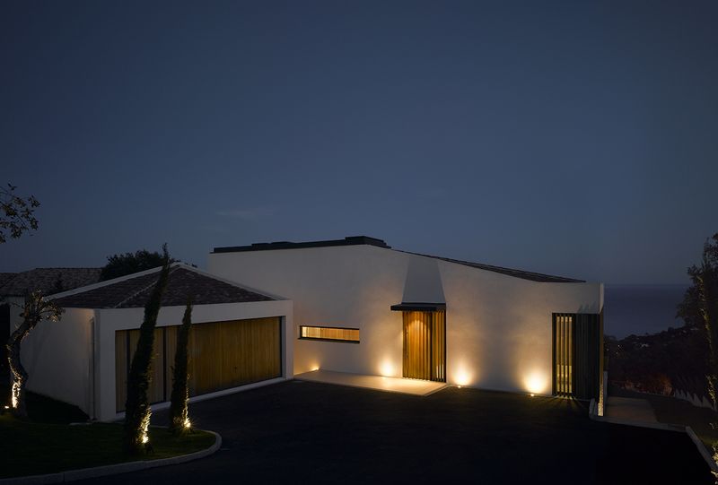 façade principale nuit - Villa-Brash par Jak Studio - Saint-Tropez, France