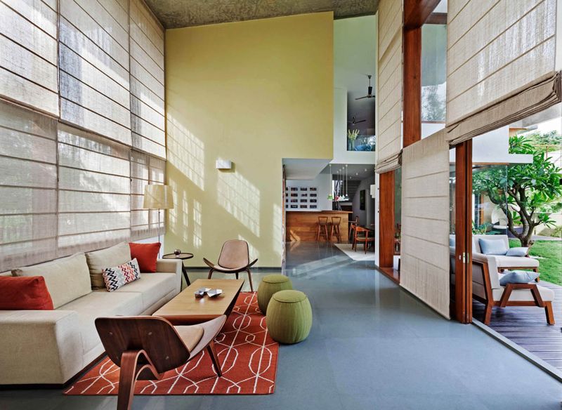 salon & vue îlot de cuisine - L-Plan-House Klosla Associates - Bangalore, Inde