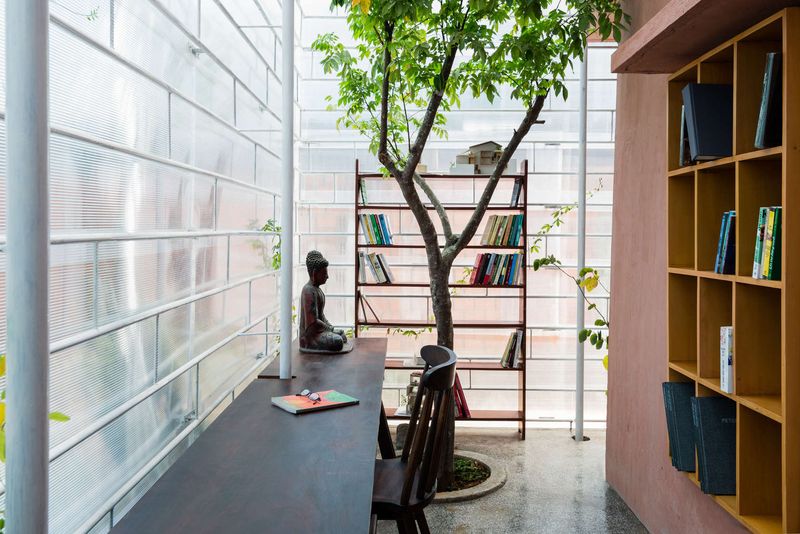 bibliothèque & bureau - FA-house par Atelier Tho-A - Da Lat, Vietnam