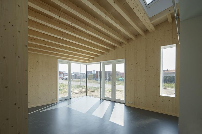 salon vide - Biobased-Living-Concept par DDacha - Pays-Bas