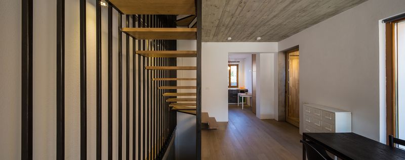 couloir & escalier bois accès étage - LAMA-House par LAMA Arhitectura - Bucarest, Roumanie