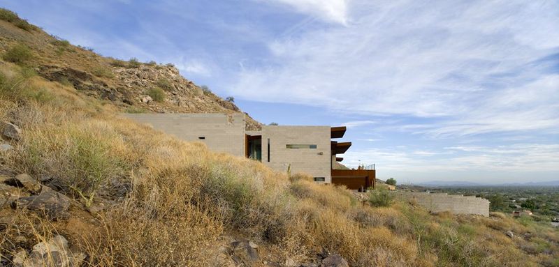façade semi-enterrée - Mountain-Residence par Chen Suchart Studio - Arizona, USA
