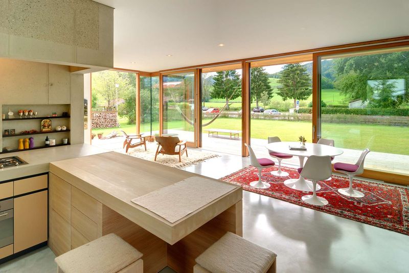 Pièce de vie & grande baie vitrée - Rauchkuchl par VonMeierMohr Architekten - Schliersee, Allemagne