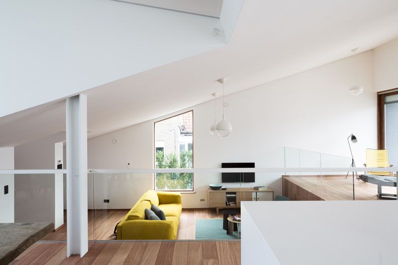 Salon & coin TV - wedge-shaped-house par Architectes Oyo, Belgique