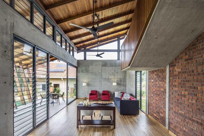 Salon & grande ouverture vitrée - Sepang-House par Eleena Jamil Architect - Sepang, Malaisie