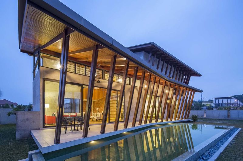 Terrasse salon design & piscine - Sepang-House par Eleena Jamil Architect - Sepang, Malaisie