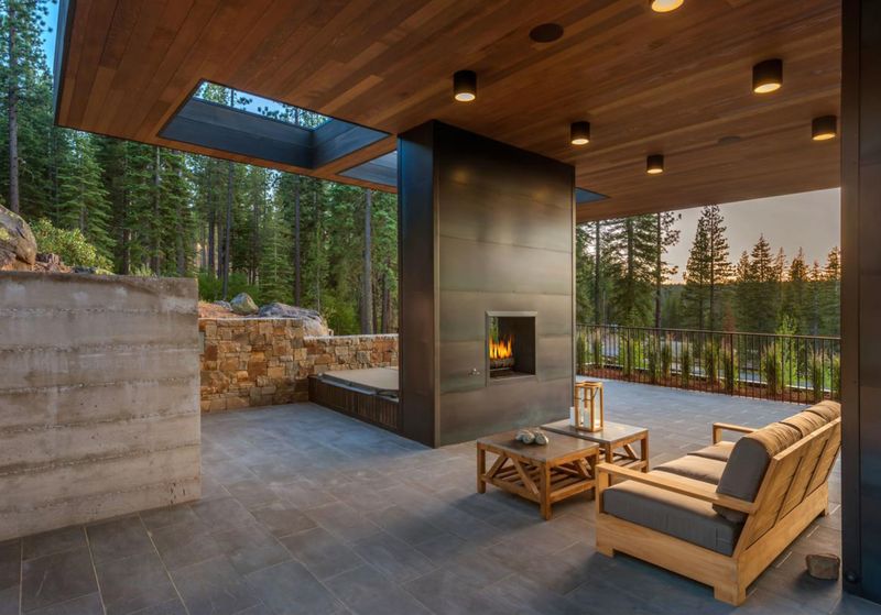 Salon terrasse design & cheminée extérieure - Martis Camp par Blaze Makoid - Californie, USA