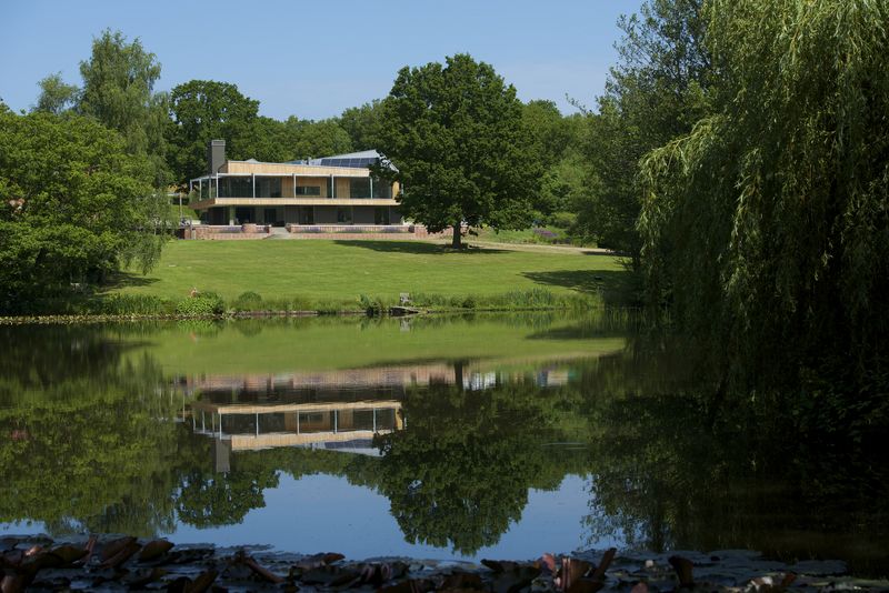 Lac & façade jardin - Little-England-Farm par BBM Sustainable Architects - East Sussex, Angleterre