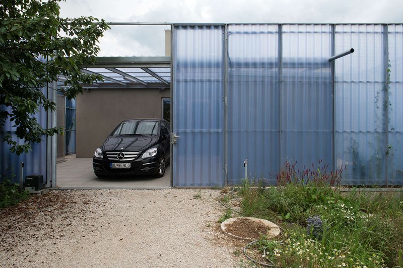 entree-garage-house-in-house-par-plural-bernolakovo-slovaquie