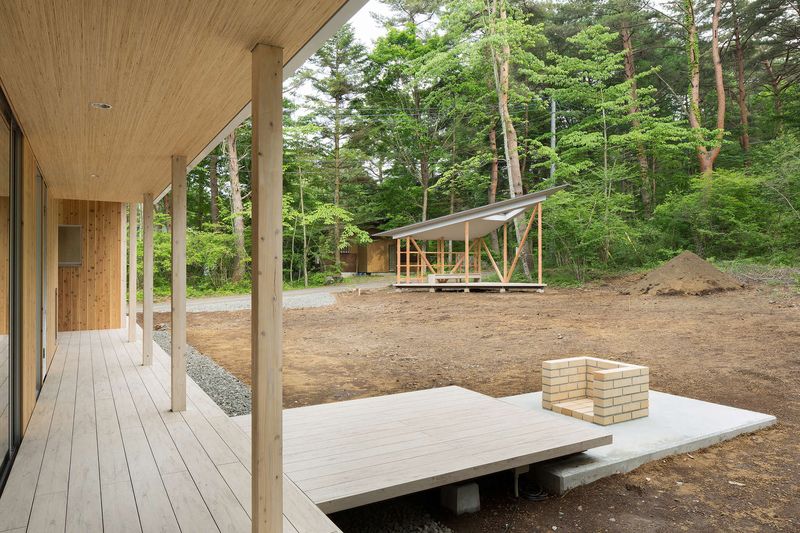 facade-terrasse-cour-interieur-shed-roof-house-par-hiroki-tominaga-yamanashi-japon