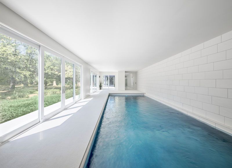 piscine-interieure-grande-baie-vitree-bower-house-par-kariouk-associates-lac-erie-canada