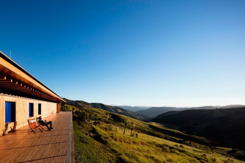 terrasse-balcon-en-bois-vue-panoramique-paysage-catucaba-house-par-mk27-studio-catucaba-bresil